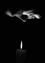 على ضوء الشموع